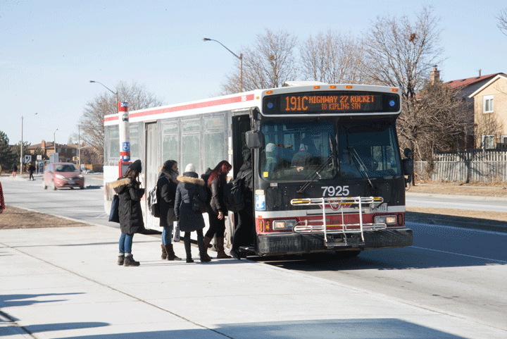 Students pile onto to the 191 Rocket. Riding the rocket is a daily activity for students at a commuter school. (Photo by Travis Kingdon)
